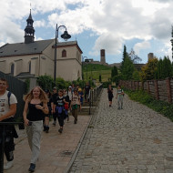 Nauczyciele wraz z uczniami schodzą ze zbocza góry "Zamkowa"