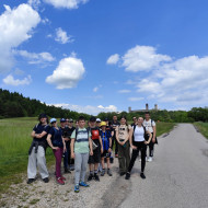 Na pierwszy planie znajdują się nauczyciele wraz z uczniami a w tle Zamek Królewski w Chęcinach