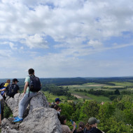 Odpoczynek uczestników rajdu na szczycie góry "Miedzianka"