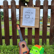 Stacja zadaniowa z gitarą i krokodylami.