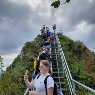Uczniowie wchodzą na platformę widokową na szczycie Trzech Koron.