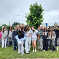 Uczniowie klasy 7a i 7b na placu szkolnym przed rozpoczęciem gry terenowej.