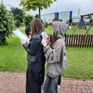Uczennice rozwiązują zadania ze stacji zadaniowej.