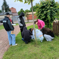 Uczniowie w grupie rozwiązują zadania na kratach pracy.