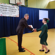 Pan dyrektor wręcza nagrodę uczennicy.