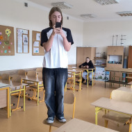 Uczeń klasy 8a podczas Konkursu Pięknego Czytania.