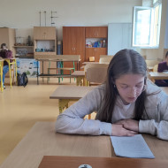 Uczennica klasy 6a podczas Konkursu Pięknego Czytania.