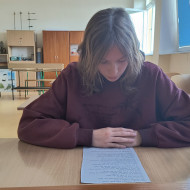 Uczennica podczas Konkursu Pięknego Czytania.