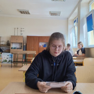 Uczennica czyta przygotowany tekst.