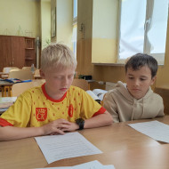 Uczniowie klasy 4a prezentujący tekst podczas konkursu.