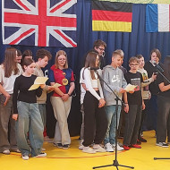 Grupa uczniów wykonuje piosenkę.