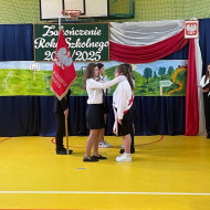 Przekazanie sztandaru uczniom klas siódmych.