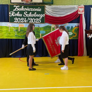 Przekazanie sztandaru uczniom klas siódmych.