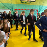 Ósmoklasiści tańczą poloneza.