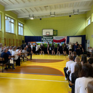 Ósmoklasiści tańczą poloneza.