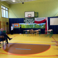 Uczniowie grają w przedstawieniu "9 klasa".