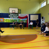Uczniowie grają w przedstawieniu "9 klasa".