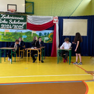 Uczniowie grają w przedstawieniu "9 klasa".