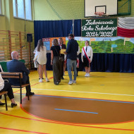 Wręczenie dyplomu wzorowemu uczniowi i listu gratulacyjnego dla rodziców.