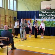 Wręczenie dyplomu wzorowemu uczniowi i listu gratulacyjnego rodzicom.