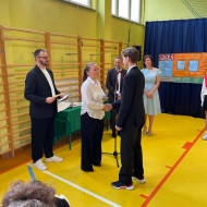Wręczenie nagrody Prymus Roku przez przedstawicieli Rady Rodziców.