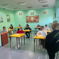 Nauczycielka dyktuje uczniom tekst dyktanda.