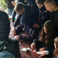 Uczniowie układają puzzle z herbami.