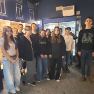 Uczniowie w czasie zwiedzania ekspozycji w Muzeum Zabawy i Zabawek.