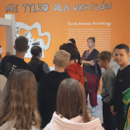 Uczniowie na wystawie poświęconej Edmundowi Niziurskiemu.
