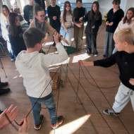 Uczniowie rozciągają sznurki tarczy współoracy.