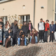 Uczniowie przed wejściem do Muzeum Zabawek i Zabawy w Kielcach.