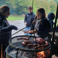 Uczniowie przy grillu.