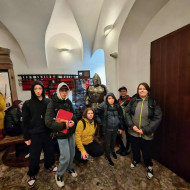Uczniowie w Niemczówce przed repliką zbroi rycerskiej