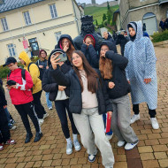 Uczniowie na Rynku w Chęcinach robią selfie przy pomniku króla Władysława Łokietka.