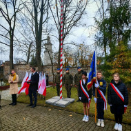 Prezydentka Kielc przemawia na obchodach rocznicy śmierci Stefana Artwińskiego na Cmentarzu Partyzanckim.