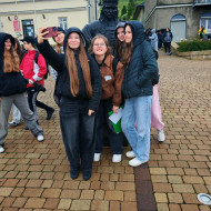 Uczniowie na Rynku w Chęcinach robią selfie przy pomniku króla Władysława Łokietka.