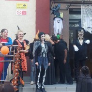 Uczestnicy Strachobalu w trakcie zabawy.