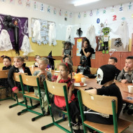 Uczestnicy Strachobalu w trakcie zabawy.