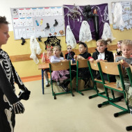 Uczestnicy Strachobalu w trakcie zabawy.