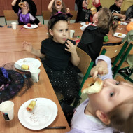 Uczestnicy Strachobalu w trakcie zabawy.