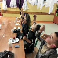 Uczestnicy Strachobalu w trakcie zabawy.