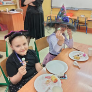 Uczestnicy Strachobalu w trakcie zabawy.