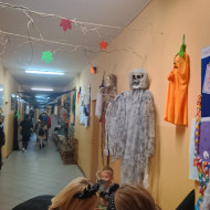 Uczestnicy Strachobalu w trakcie zabawy.