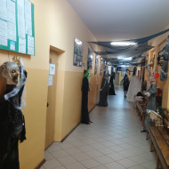 Uczestnicy Strachobalu w trakcie zabawy.