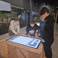 Uczniowie grający w grę interaktywną.