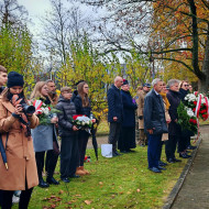 Uczniowie, przedstawiciele władz, mieszkańcy miasta stoją na Cemntarzu Partyzanckim podczas uroczystości upamiętniającej Stefana Artwińskiego.