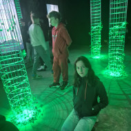 Uczniowie oglądają interaktywną prezentację.