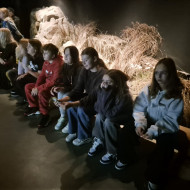 Uczniowie w trakcie zwiedzania Parku Legend.