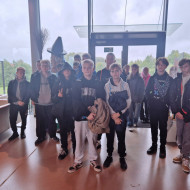 Uczniowie w holu Parku Legend.