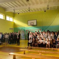 Uczniowie szkoły zgromadzeni na sali gimnastycznej podczas akcji „Szkoła do hymnu”.